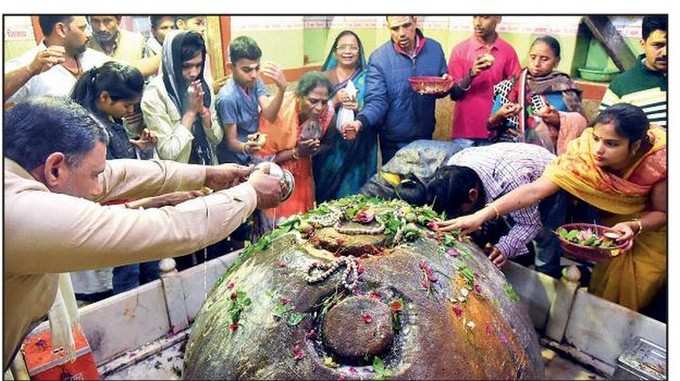 ಕಾಶಿಯಲ್ಲಿ  ಶಿವಲಿಂಗಾರ್ಚನೆ