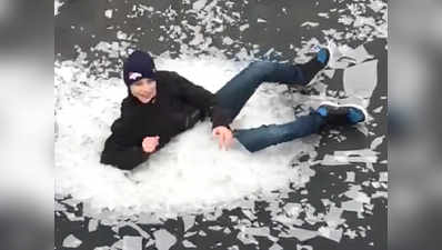 लड़के ने बर्फ की चादर पर लगाई छलांग, स्‍लो मोशन व‍िड‍ियो हुआ वायरल