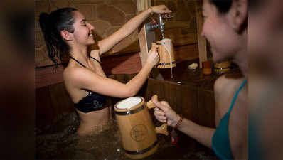 स्पेन में है ऐसा स्पा जहां बियर में नहा सकते हैं आप