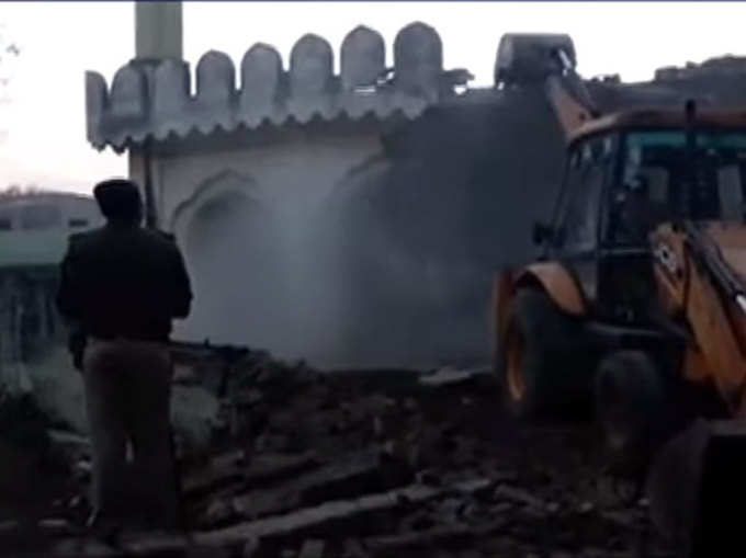 बुलडोजर से गिराई गई मस्जिद