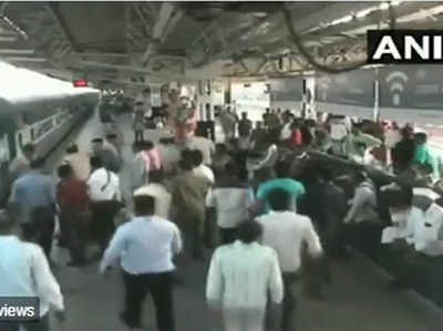 चलती ट्रेन से गिरे यात्री को सीटीआई ने बचाया, देखें विडियो