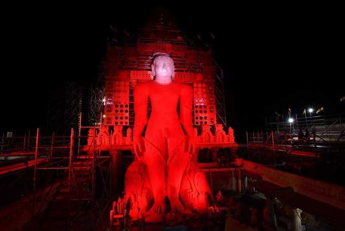 ಕೆಂಬೆಳಕಿನಲ್ಲಿ  ಶಾಂತ ಮೂರ್ತಿಯ ಆಕರ್ಷಣೆ