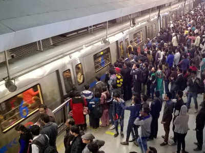 मेट्रो में चोरों को पकड़ने के लिए पुलिस ने 40 लोगों को सम्मानित किया