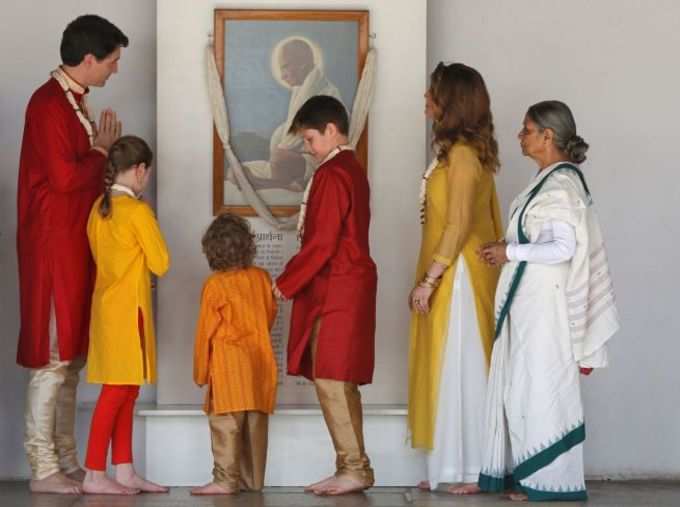 गांधी जी की तस्वीर के सामने ट्रूडो परिवार