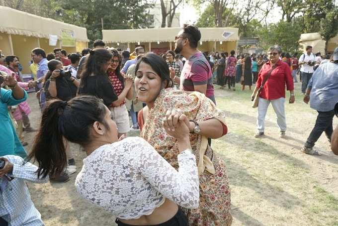 কল্লোলিনীর রামধনু রং