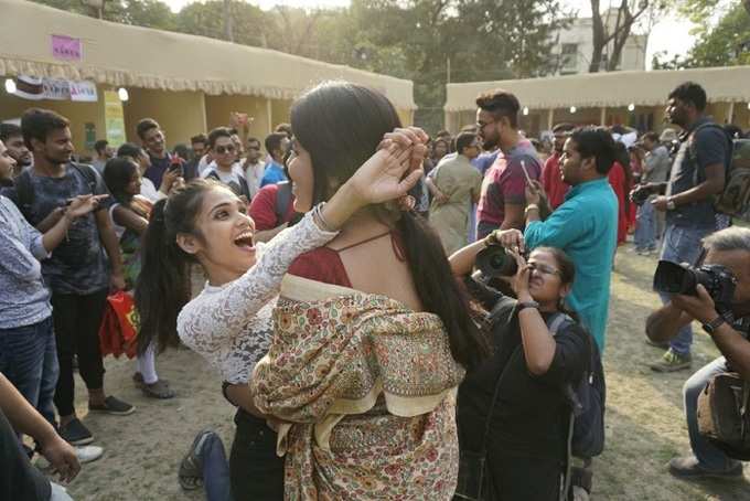 কল্লোলিনীর রামধনু রং