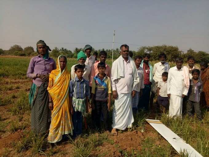 ಹೊಲದಲ್ಲಿ ವಿಮಾನ ನೋಡಲು  ಬಂದ ಹಳ್ಳಿಯ ಜನರು