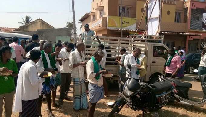 ದೂರದಿಂದ ಬಂದವರಿಗೆ ಊಟದ ವ್ಯವಸ್ಥೆ ಮಾಡಿದ ರೈತಸಂಘ