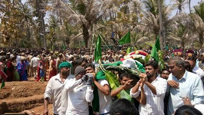 ವೈದಿಕ ವಿಧಿ ವಿಧಾನಗಳಿಲ್ಲದೆ ನಡೆದ ಅಂತಿಮ ಯಾತ್ರೆ