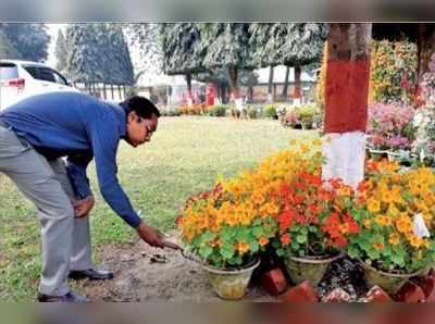 ডিএমের যত্নে বাংলো যেন খামার