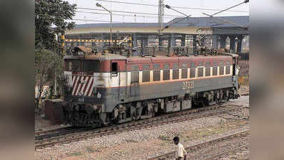 उत्तर प्रदेश के हापुड़ में ट्रेन से कटकर छह युवकों की मौत