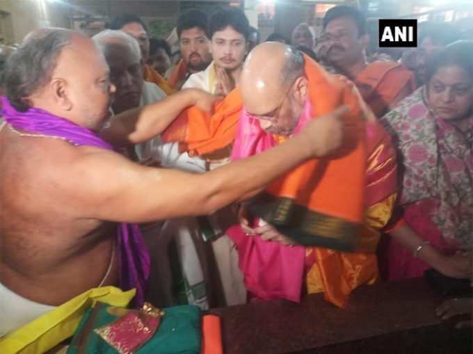 फोटो: कलबुर्गी के मंदिर में अमित शाह