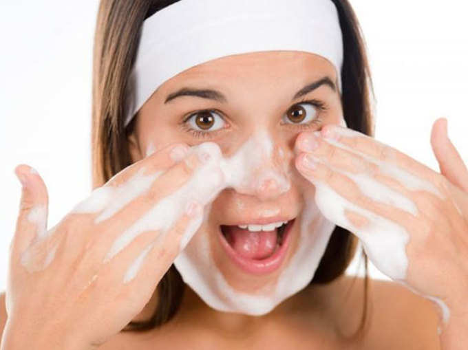 क्लींजिंग क्रीम से साफ करें चेहरा