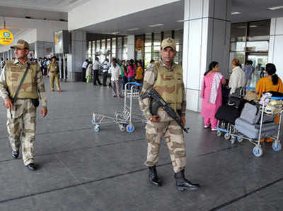 एयरपोर्ट पर फर्जीवाड़ा, सामान अंदर और पैसेंजर बाहर CISF ने दबोचा