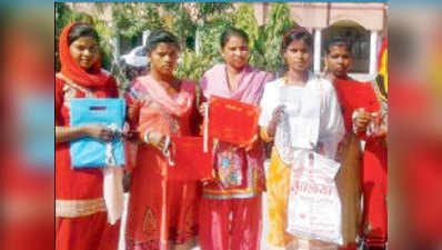 यूपीः मुख्यमंत्री सामूहिक विवाह में विवाहिताओं को दीं लोहे की पायल और बिछिया