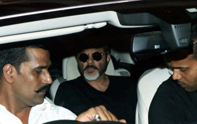भाभी का पार्थिव शरीर घर लाने के लिए फिल्म अभिनेता और श्रीदेवी के देवर अनिल कपूर भी मुंबई हवाईअड्डे पर पहुंचे थे।