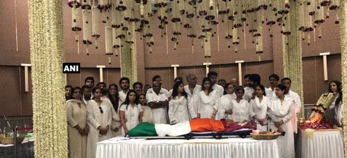 मुंबई: राजकीय सम्मान के साथ श्रीदेवी की अंतिम विदाई, तिरंगे में पार्थिव शरीर।