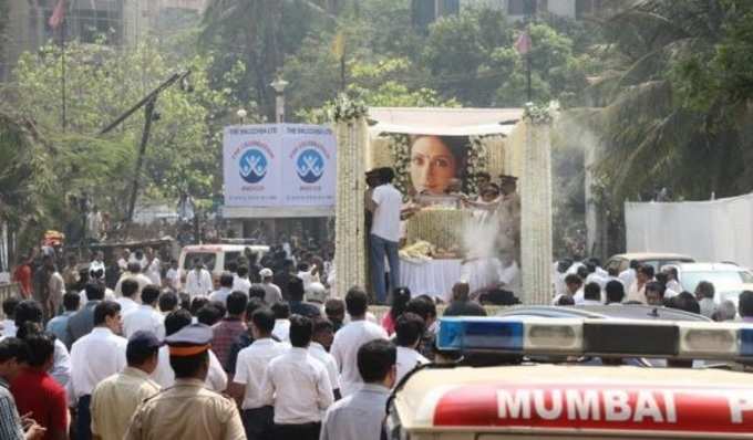 பத்மஸ்ரீ விருது பெற்ற ஸ்ரீதேவிக்கு மகாராஷ்டிரா அரசு மரியாதையுடன் இறுதி ஊர்வலம்!