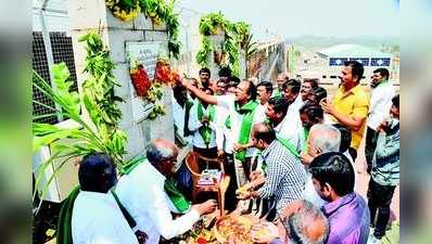 ತುಂಗಭದ್ರಾ ಪ್ರಾರಂಭೋತ್ಸವ ಸ್ಮಾರಕಕ್ಕೆ ಪೂಜೆ