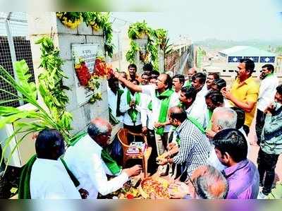 ತುಂಗಭದ್ರಾ ಪ್ರಾರಂಭೋತ್ಸವ ಸ್ಮಾರಕಕ್ಕೆ ಪೂಜೆ