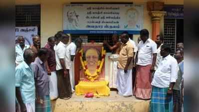 காஞ்சி சங்கராச்சாரியர் மறைவு; சோகத்தில் மூழ்கிய இருள்நீக்கி கிராமம்