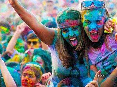 Holi 2018: दोस्तों, खास लोगों को भेजें ये मेसेज