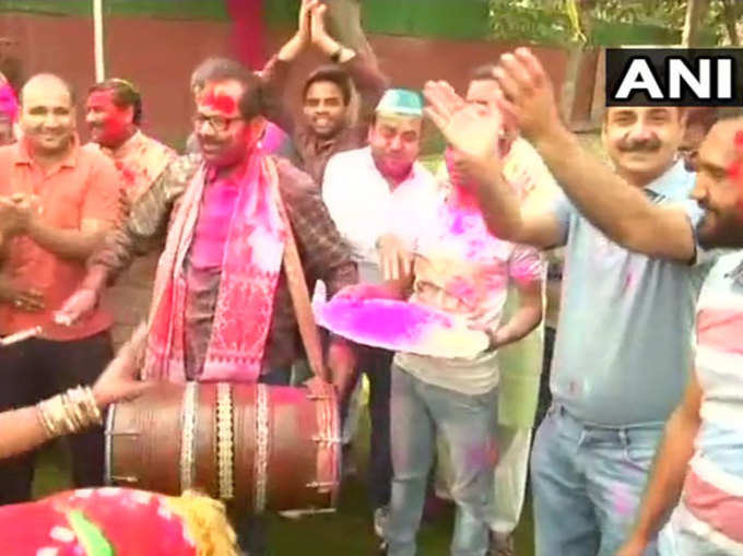 क्या आम, क्या खास, होली के रंगों में हर कोई नहाया हुआ है। दिल्ली में केंद्रीय मंत्री मुख्तार अब्बास नकवी के आवास पर भी होली पार्टी का आयोजन किया गया। इस मौके पर नकवी ने सिर्फ गुलाल खेला, बल्कि वह ढोल भी बजाते नजर आए।