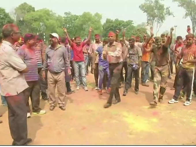 अगली तस्वीर त्रिपुरा से, अगरतला में रंगों में डूबकर होली खेल रहें हैं BSF जवान, नाच-गाने का दौर जारी।