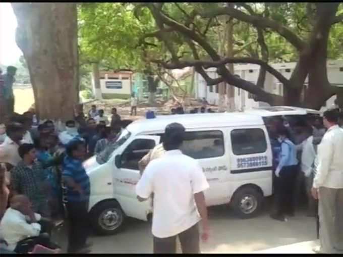 फोटो: जख्मी जवान को अस्पताल ले जाते पुलिसवाले (ANI)