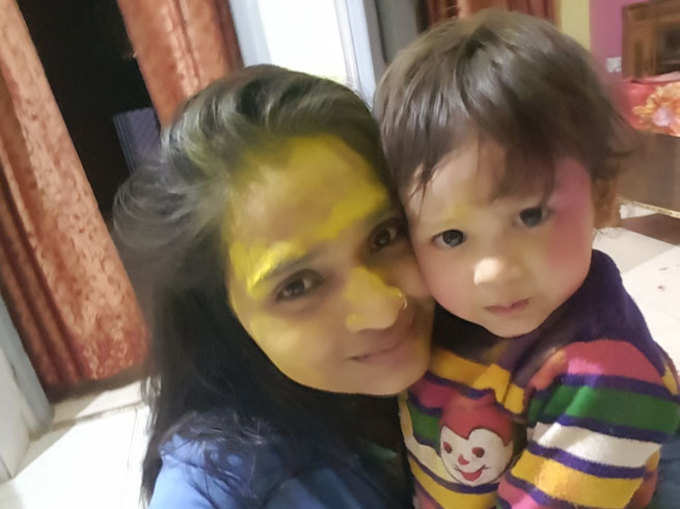 इस क्यूट बच्चे के संग सेल्फी भेजी है सोनाक्षी श्रीवास्तव ने...आप भी होली के रंगों में डूबी अपनी सेल्फी हमें भेजें nbtkhabar@gmail.com पर।