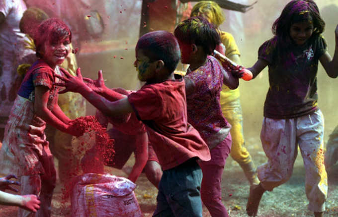 पुणे में बच्चों की रंगीली होली... फोटो पर ध्यान दीजिए, रंगों की पूरी बोरी भरी गई है...