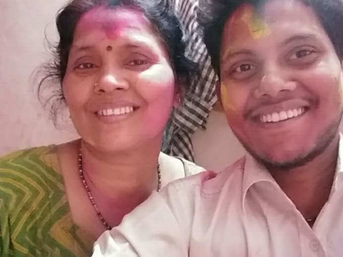अपनी माता जी के साथ होली मनाते सक्षम झा...आप भी होली के रंगों में डूबी अपनी सेल्फी हमें भेजें nbtkhabar@gmail.com पर।