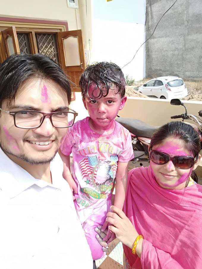 इंदौर की बिंदिया ने खेली अपने परिवार के साथ रंग-बिरंगी होली।