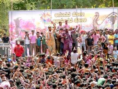 ಪರಸ್ಪರ ಬಣ್ಣ ಎರಚಾಟ, ಚಿತ್ರಗೀತೆಗಳಿಗೆ ಹೆಜ್ಜೆ