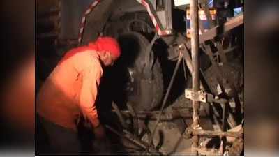 हापुड़ में ट्रेन-ट्रक की टक्कर, ड्राइवर की मौत