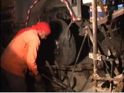 हापुड़ में ट्रेन-ट्रक की टक्कर, ड्राइवर की मौत