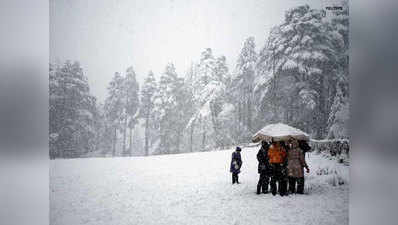 कश्‍मीर: गुलमर्ग में बर्फबारी, मैदानी इलाकों में बार‍िश
