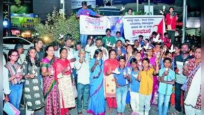 ಪಾರಿವಾಳಗಳೊಂದಿಗೆ ದೀಪ ಹಿಡಿದು ಪ್ರದರ್ಶನ