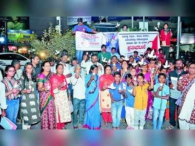 ಪಾರಿವಾಳಗಳೊಂದಿಗೆ ದೀಪ ಹಿಡಿದು ಪ್ರದರ್ಶನ