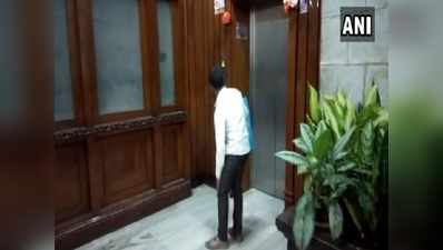 कर्नाटक विधानसभा की लिफ्ट से नेत्रहीन व्यक्ति को दिखाया बाहर का रास्ता
