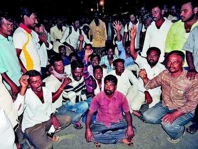 ರೈತ ಆತ್ಮಹತ್ಯೆ, ಶವವಿಟ್ಟು ಪ್ರತಿಭಟನೆ