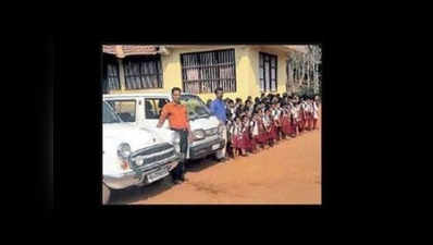 कर्नाटक: बंद होने की कगार पर था स्कूल, छात्रों के लिए अध्यापक बन गए ड्राइवर