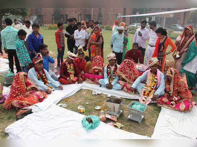 सरकारी शादी: दूल्हों पर सितम, अफसरों पर रहम