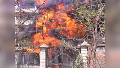 वाराणसी के अपार्टमेंट में जोरदार धमाके के बाद लगी आग, कोई हताहत नहीं