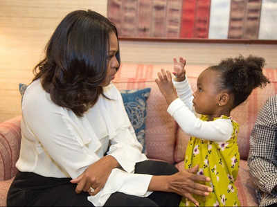 मिशेल ओबामा का पोर्ट्रेट निहारते हुए वायरल हुई थी बच्ची की तस्वीर, मिशेल ने की मुलाकात
