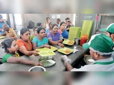 ಇಂದಿರಾ ಕ್ಯಾಂಟಿನ್‌ಗಳಲ್ಲಿ ಉಚಿತ ಊಟ, ತಿಂಡಿ ಸವಿದ ಮಹಿಳೆಯರು