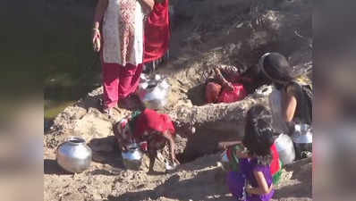 गुजरात: मिट्टी खोदकर पीने का पानी निकालने को मजबूर हैं लोग