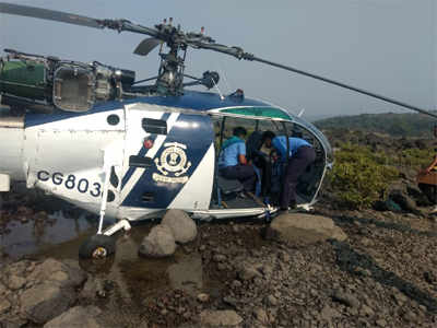 रायगडमध्ये तटरक्षक दलाचे हेलिकॉप्टर कोसळले