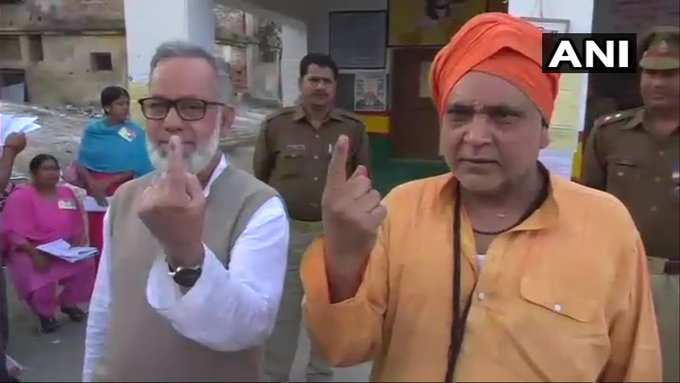 गोरखपुर: देखें एक पोलिंग स्टेशन पर वोट देने पहुंचे मतदाता।