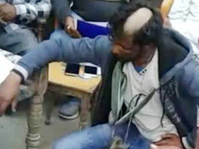सहारनपुरः महिला से छेड़खानी करने वाले युवक का सिर मुंडाकर पहनाई जूतों की माला